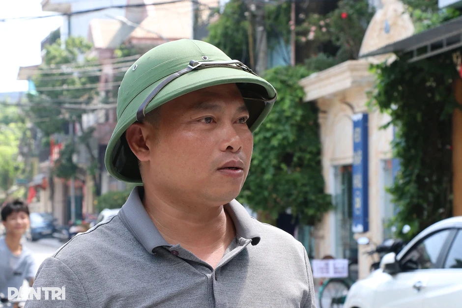 Lội nước ngập ngang cổ, đu thành cầu moi rác trong trận mưa lịch sử Lội nước ngập ngang cổ, đu thành cầu moi rác trong trận mưa lịch sử