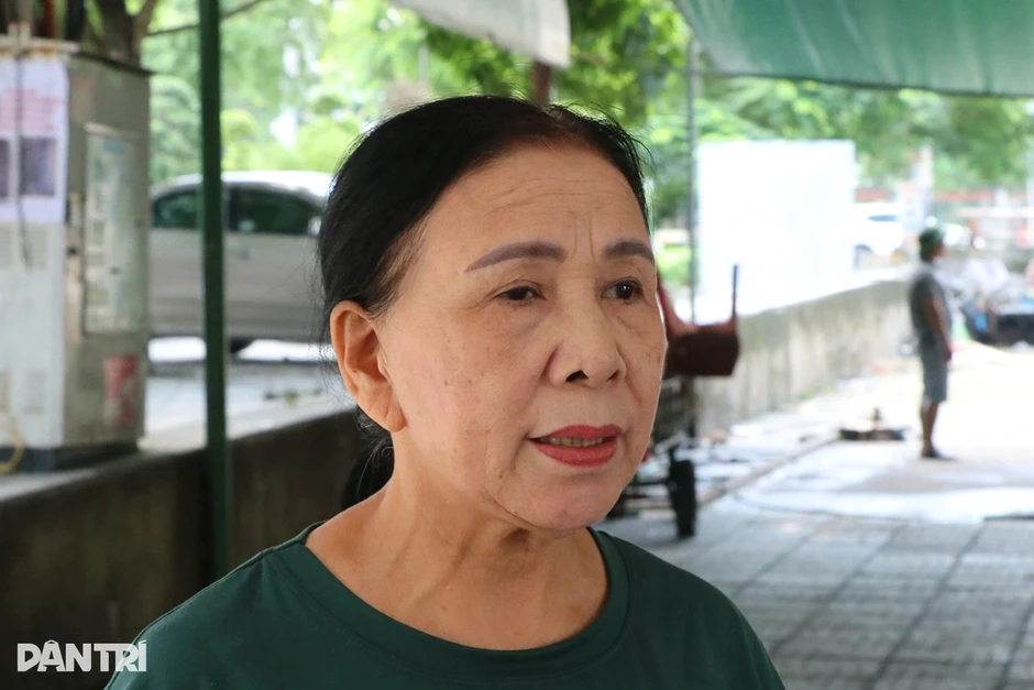 Lội nước ngập ngang cổ, đu thành cầu moi rác trong trận mưa lịch sử Lội nước ngập ngang cổ, đu thành cầu moi rác trong trận mưa lịch sử