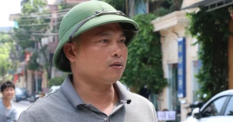 Lội nước ngập ngang cổ, đu thành cầu moi rác trong trận mưa lịch sử