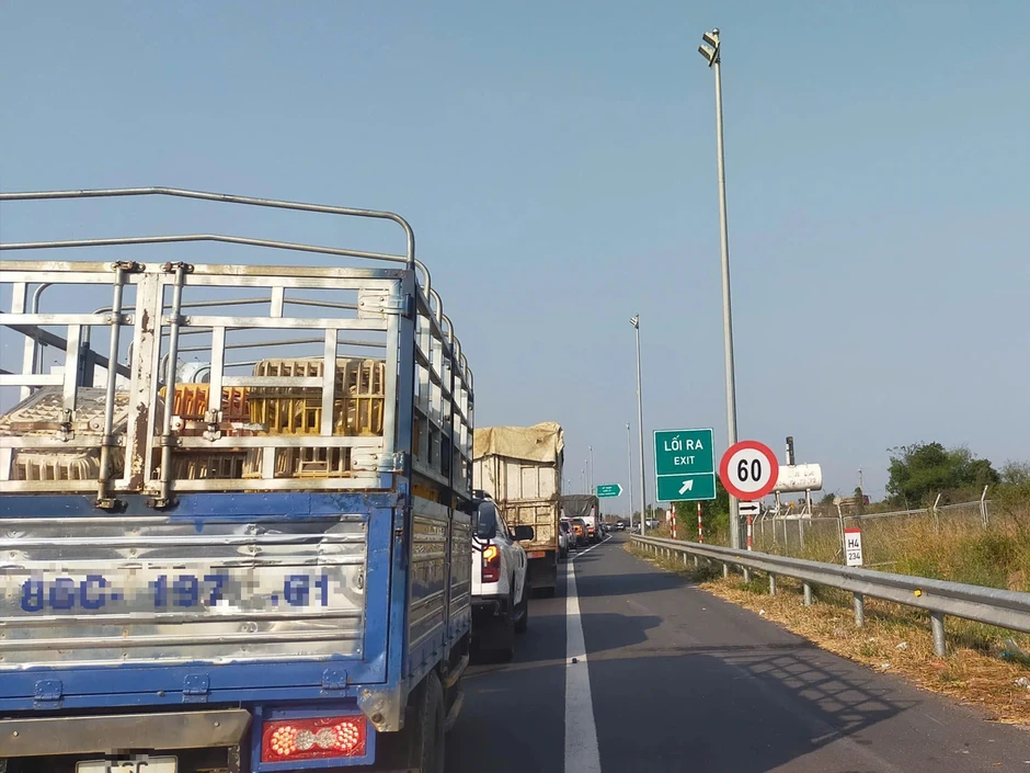 Lối ra cao tốc Phan Thiết - Dầu Giây kẹt xe vì trạm thu phí trục trặc Lối ra cao tốc Phan Thiết - Dầu Giây kẹt xe vì trạm thu phí trục trặc