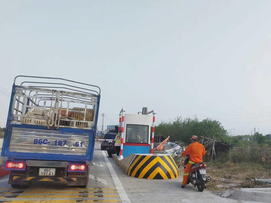 Lối ra cao tốc Phan Thiết - Dầu Giây kẹt xe vì trạm thu phí trục trặc Lối ra cao tốc Phan Thiết - Dầu Giây kẹt xe vì trạm thu phí trục trặc