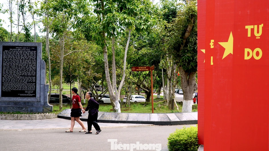 Lọn tóc hẹn thề và lá thư của Tiểu đội trưởng Võ Thị Tần trước ngày hy sinh Lọn tóc hẹn thề và lá thư của Tiểu đội trưởng Võ Thị Tần trước ngày hy sinh