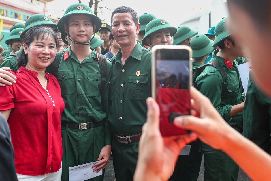 Lớp thanh niên đầu tiên của TPHCM sau sáp nhập lên đường nhập ngũ Lớp thanh niên đầu tiên của TPHCM sau sáp nhập lên đường nhập ngũ
