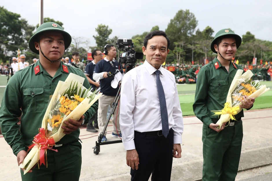 Lớp thanh niên đầu tiên của TPHCM sau sáp nhập lên đường nhập ngũ Lớp thanh niên đầu tiên của TPHCM sau sáp nhập lên đường nhập ngũ