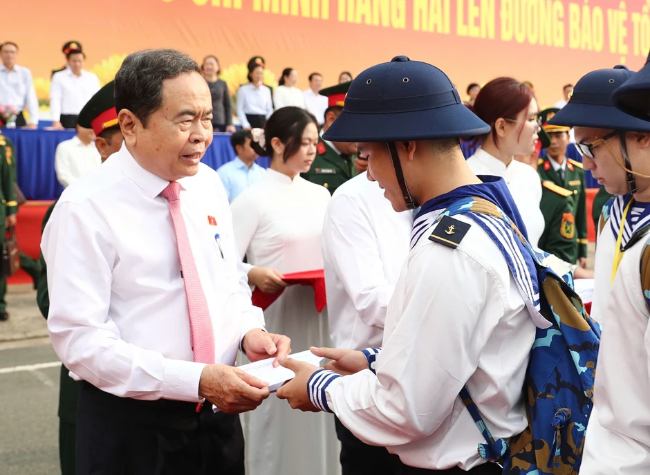 Lớp thanh niên đầu tiên của TPHCM sau sáp nhập lên đường nhập ngũ Lớp thanh niên đầu tiên của TPHCM sau sáp nhập lên đường nhập ngũ