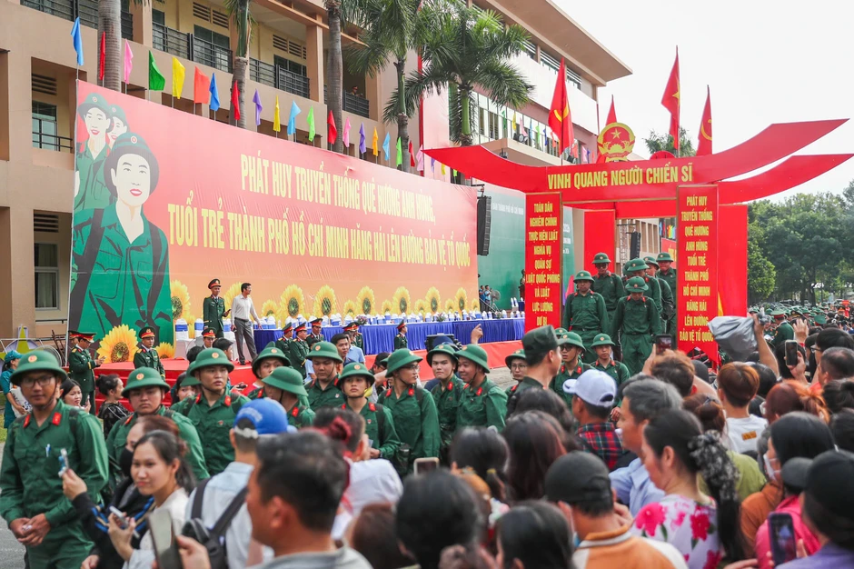 Lớp thanh niên đầu tiên của TPHCM sau sáp nhập lên đường nhập ngũ Lớp thanh niên đầu tiên của TPHCM sau sáp nhập lên đường nhập ngũ