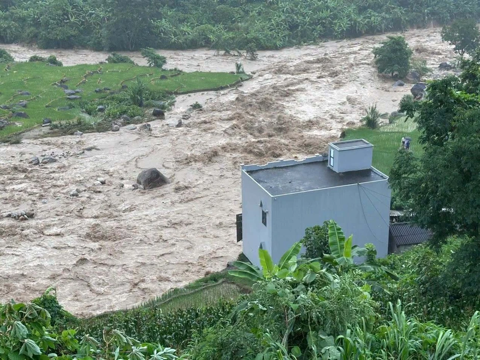 Lũ cuốn sập hoàn toàn ngôi nhà 2 tầng, 6 người may mắn thoát nạn Lũ cuốn sập hoàn toàn ngôi nhà 2 tầng, 6 người may mắn thoát nạn