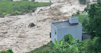 Lũ cuốn sập hoàn toàn ngôi nhà 2 tầng, 6 người may mắn thoát nạn