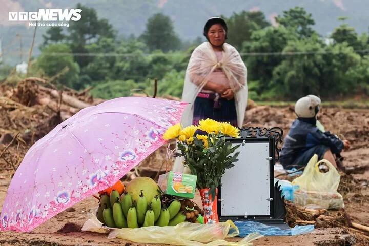 Lũ quét Lai Châu 2026: Gia đình mòn mỏi chờ đợi người thân trở về sau thiên tai
