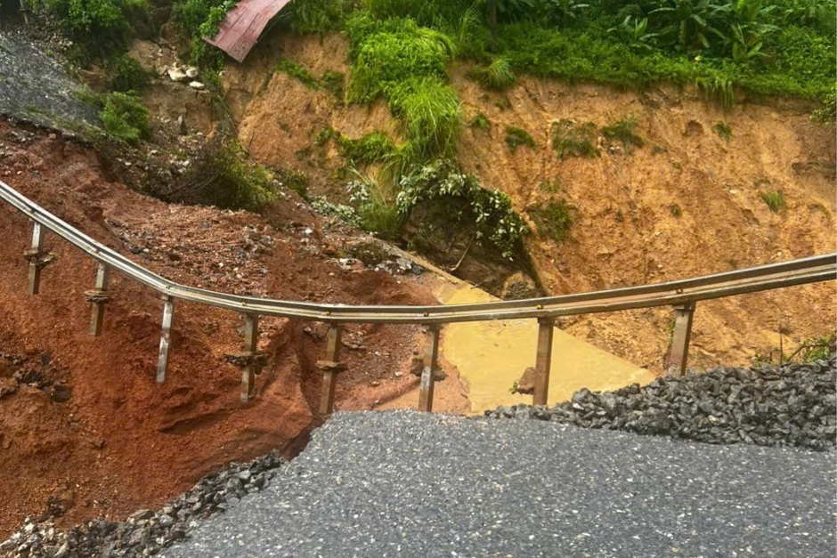 Lũ quét Lai Châu cắt đứt Quốc lộ 12 gây gián đoạn giao thông nghiêm trọng Lũ quét Lai Châu cắt đứt Quốc lộ 12 gây gián đoạn giao thông nghiêm trọng