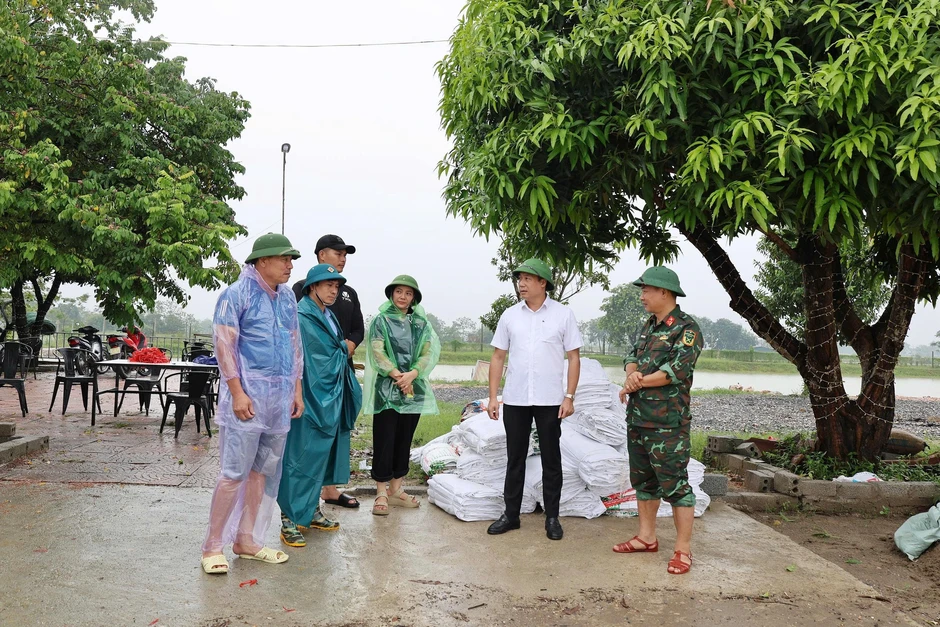 Lũ sông Bùi lên nhanh, hàng trăm người đắp đê ở ngoại thành Hà Nội Lũ sông Bùi lên nhanh, hàng trăm người đắp đê ở ngoại thành Hà Nội