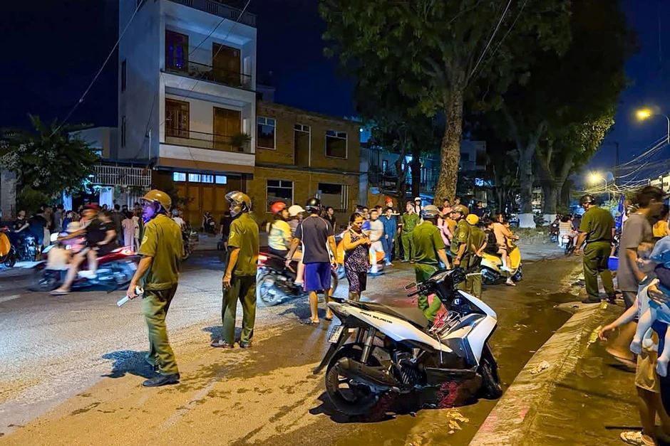 Lửa bao trùm ngôi nhà, khói đen bốc cao kèm nhiều tiếng nổ, khu vực mất điện Lửa bao trùm ngôi nhà, khói đen bốc cao kèm nhiều tiếng nổ, khu vực mất điện