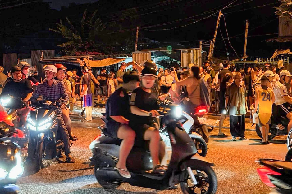 Lửa bao trùm ngôi nhà, khói đen bốc cao kèm nhiều tiếng nổ, khu vực mất điện Lửa bao trùm ngôi nhà, khói đen bốc cao kèm nhiều tiếng nổ, khu vực mất điện