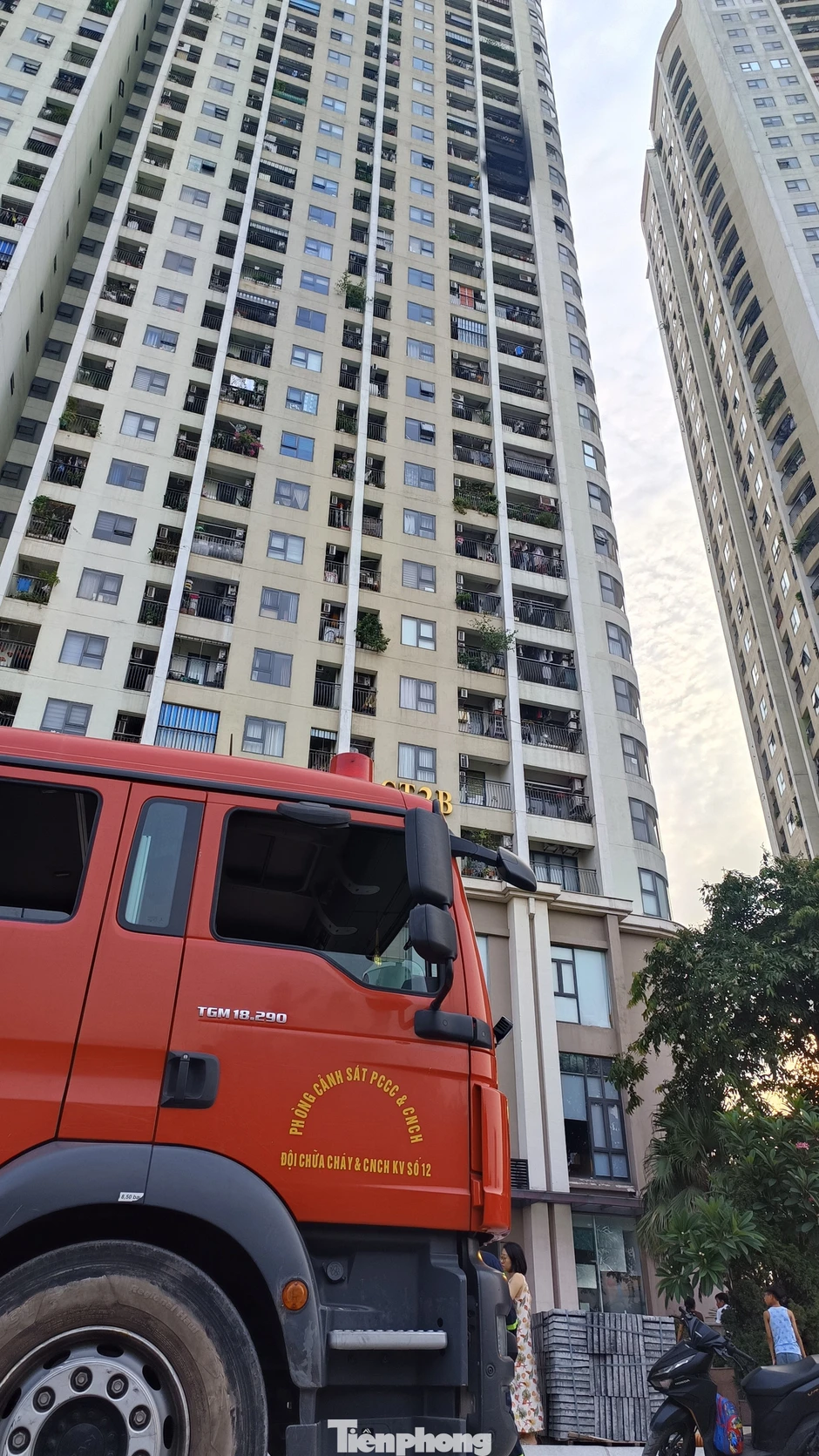 Lửa cháy ngùn ngụt trong căn hộ tầng 19 chung cư trên đường Tam Trinh, Hà Nội Lửa cháy ngùn ngụt trong căn hộ tầng 19 chung cư trên đường Tam Trinh, Hà Nội