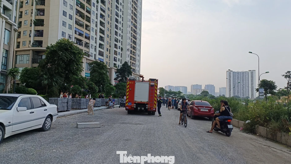 Lửa cháy ngùn ngụt trong căn hộ tầng 19 chung cư trên đường Tam Trinh, Hà Nội Lửa cháy ngùn ngụt trong căn hộ tầng 19 chung cư trên đường Tam Trinh, Hà Nội