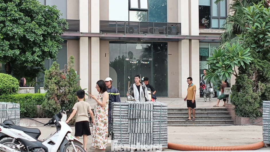 Lửa cháy ngùn ngụt trong căn hộ tầng 19 chung cư trên đường Tam Trinh, Hà Nội Lửa cháy ngùn ngụt trong căn hộ tầng 19 chung cư trên đường Tam Trinh, Hà Nội