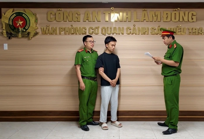 Lừa khách đưa điện thoại, 1 nhân viên ngân hàng "rút" 1,7 tỉ đồng để tiêu xài