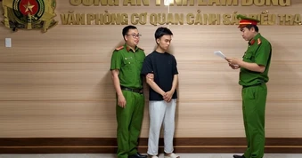 Lừa khách đưa điện thoại, 1 nhân viên ngân hàng "rút" 1,7 tỉ đồng để tiêu xài