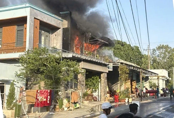 Lửa thiêu rụi tầng 2 nhà dân ở Lâm Đồng Lửa thiêu rụi tầng 2 nhà dân ở Lâm Đồng
