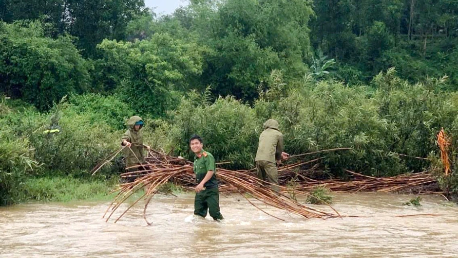 Lực lượng Công an dầm mình giúp dân khắc phục hậu quả dông, lốc Lực lượng Công an dầm mình giúp dân khắc phục hậu quả dông, lốc