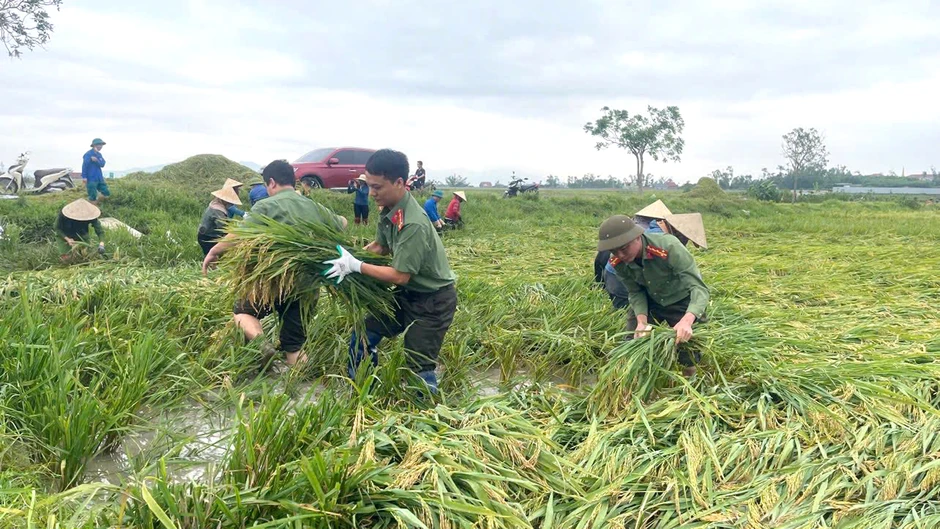 Lực lượng Công an dầm mình giúp dân khắc phục hậu quả dông, lốc Lực lượng Công an dầm mình giúp dân khắc phục hậu quả dông, lốc
