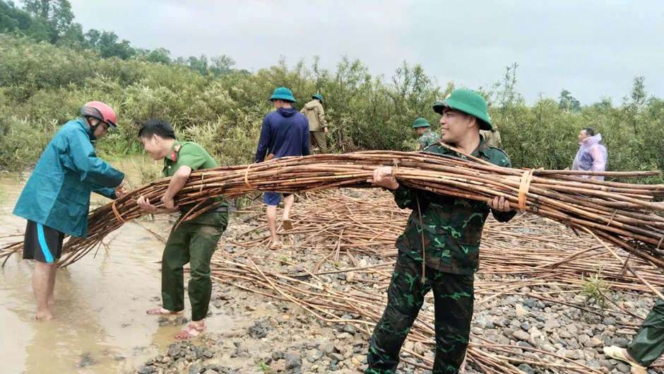 Lực lượng Công an dầm mình giúp dân khắc phục hậu quả dông, lốc Lực lượng Công an dầm mình giúp dân khắc phục hậu quả dông, lốc