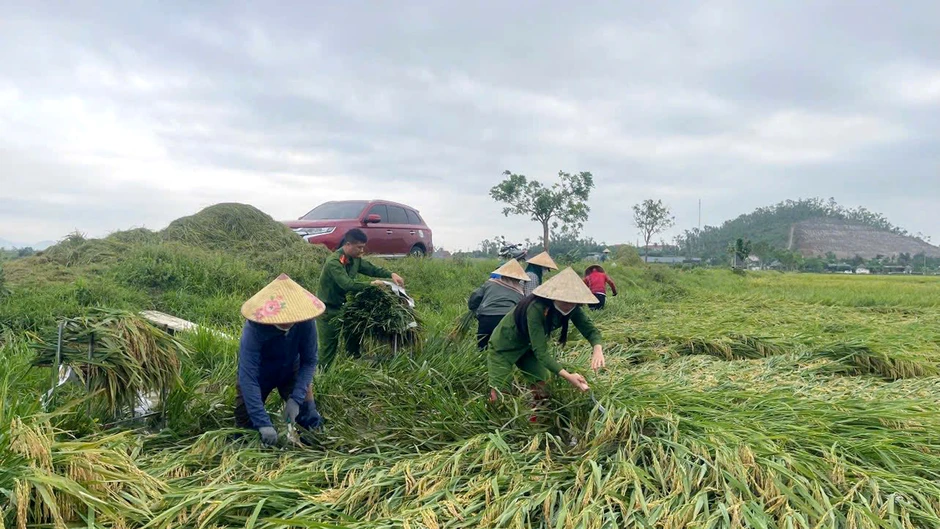 Lực lượng Công an dầm mình giúp dân khắc phục hậu quả dông, lốc Lực lượng Công an dầm mình giúp dân khắc phục hậu quả dông, lốc