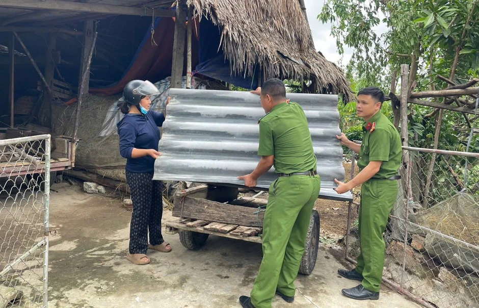 Lực lượng Công an dầm mình giúp dân khắc phục hậu quả dông, lốc Lực lượng Công an dầm mình giúp dân khắc phục hậu quả dông, lốc