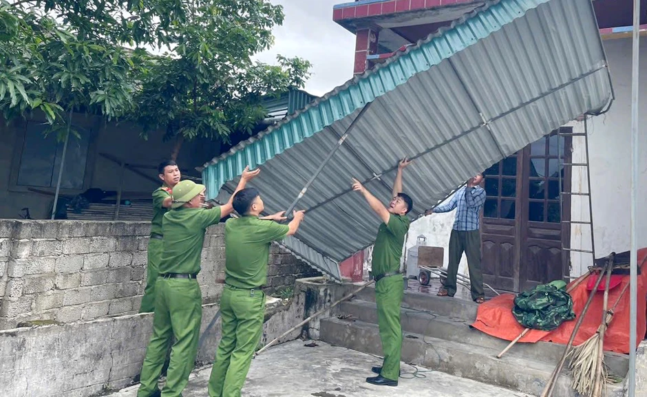 Lực lượng Công an dầm mình giúp dân khắc phục hậu quả dông, lốc Lực lượng Công an dầm mình giúp dân khắc phục hậu quả dông, lốc