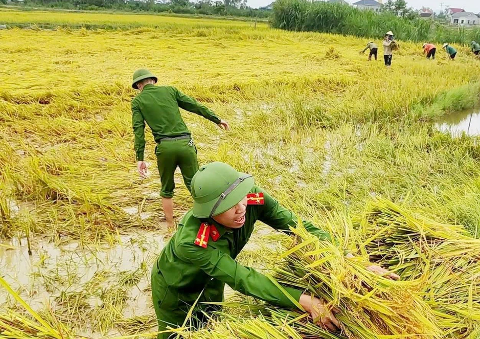 Lực lượng Công an dầm mình giúp dân khắc phục hậu quả dông, lốc Lực lượng Công an dầm mình giúp dân khắc phục hậu quả dông, lốc
