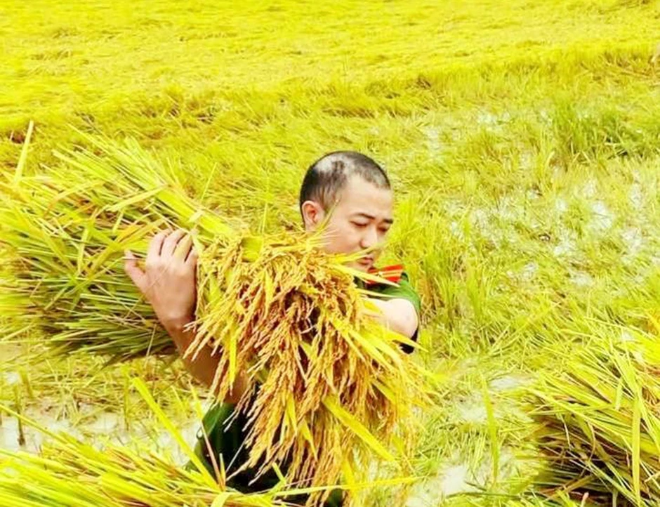 Lực lượng Công an dầm mình giúp dân khắc phục hậu quả dông, lốc Lực lượng Công an dầm mình giúp dân khắc phục hậu quả dông, lốc