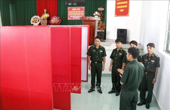 Lực lượng vũ trang chuẩn bị chu đáo cho bầu cử sớm Lực lượng vũ trang chuẩn bị chu đáo cho bầu cử sớm