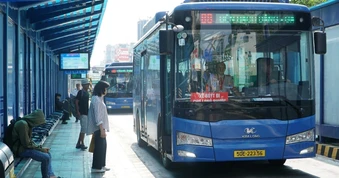 Lượng khách tăng cao, TPHCM dự tính làm làn ưu tiên xe buýt
