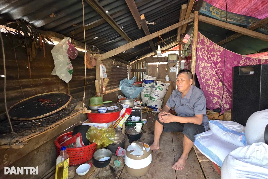 Lý do gần 8 tháng sau lũ, người dân bản biên giới vẫn sống trong chòi tạm