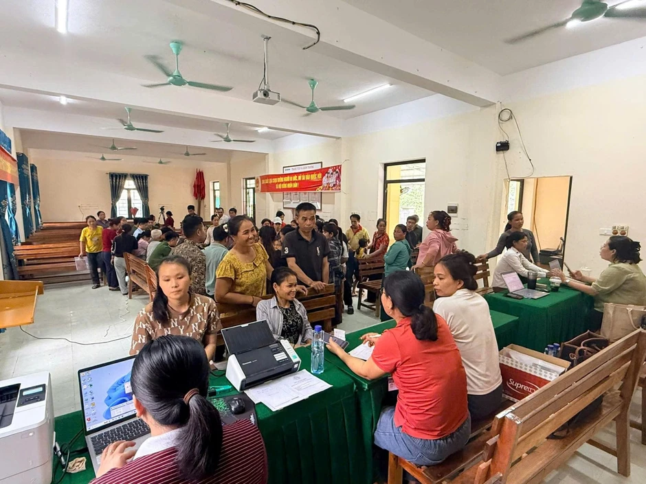 Mang “một cửa” lên bản biên giới: Có người gần 70 tuổi mới được khai sinh Mang “một cửa” lên bản biên giới: Có người gần 70 tuổi mới được khai sinh
