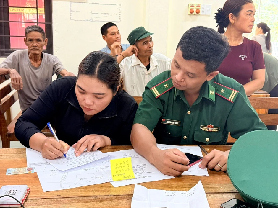 Mang “một cửa” lên bản biên giới: Có người gần 70 tuổi mới được khai sinh Mang “một cửa” lên bản biên giới: Có người gần 70 tuổi mới được khai sinh