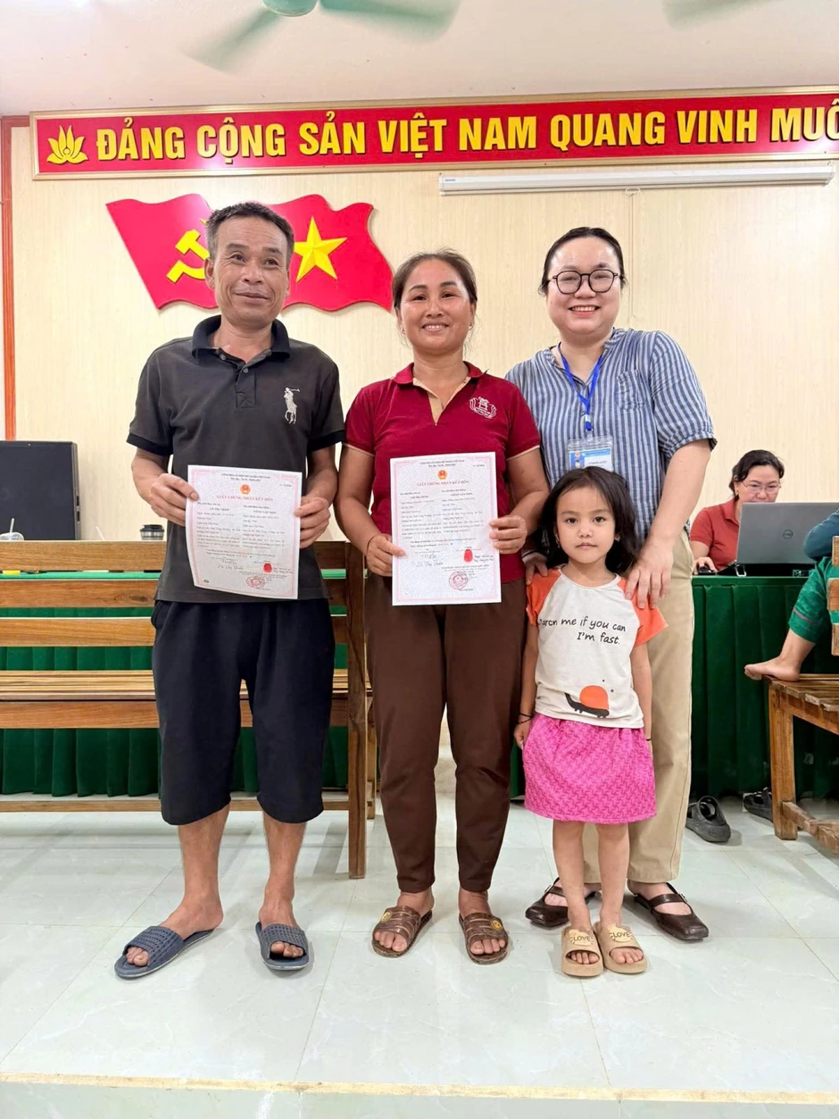 Mang “một cửa” lên bản biên giới: Có người gần 70 tuổi mới được khai sinh Mang “một cửa” lên bản biên giới: Có người gần 70 tuổi mới được khai sinh