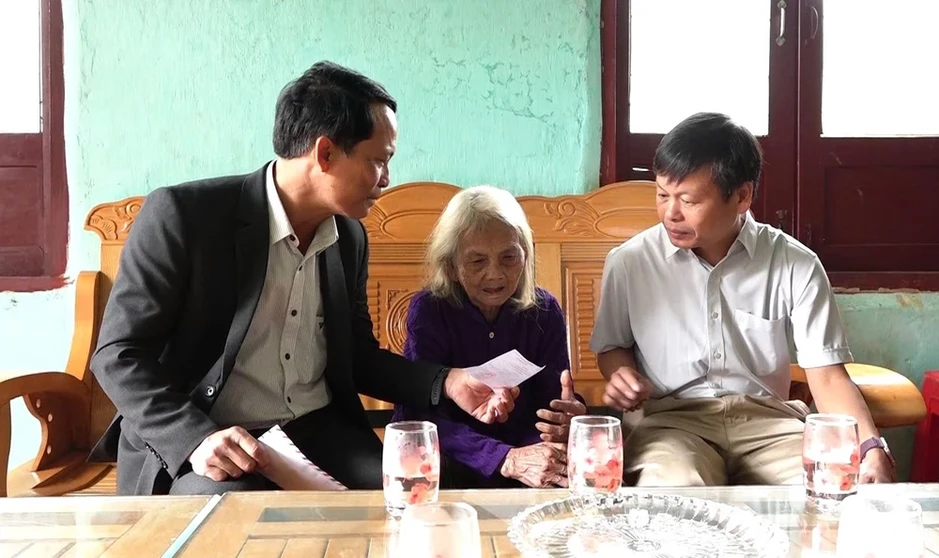 Mang thùng phiếu đến tận nhà để Mẹ Việt Nam anh hùng bầu cử