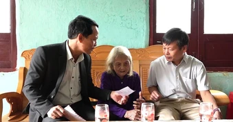 Mang thùng phiếu đến tận nhà để Mẹ Việt Nam anh hùng bầu cử
