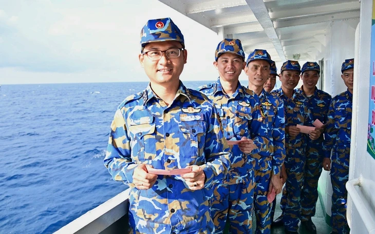 Mang thùng phiếu đến tận nhà để Mẹ Việt Nam anh hùng và cử tri sức khỏe yếu bỏ phiếu bầu cử