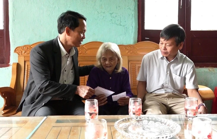 Mang thùng phiếu đến tận nhà để Mẹ Việt Nam anh hùng và cử tri sức khỏe yếu bỏ phiếu bầu cử
