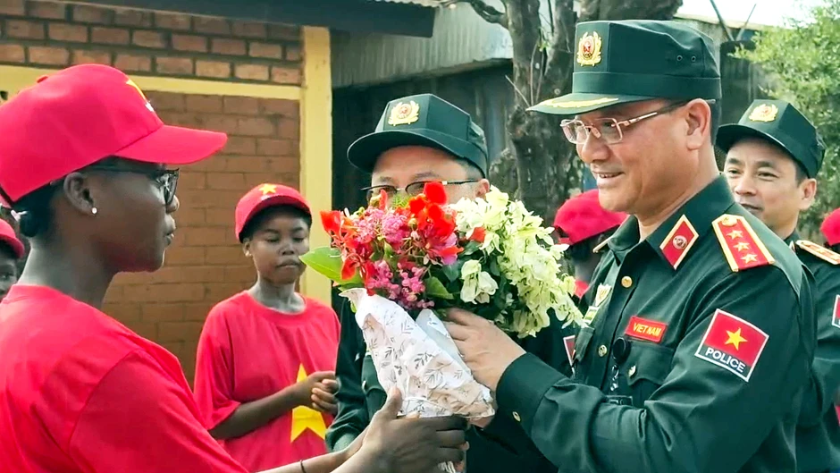 Mang trái tim Việt Nam đến với trẻ em mồ côi Trung Phi Mang trái tim Việt Nam đến với trẻ em mồ côi Trung Phi