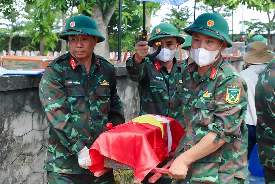 Mảnh nhôm khắc tên 'Đinh Xuân Tình' trong mộ liệt sĩ