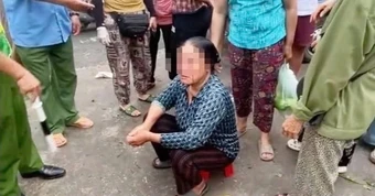Mâu thuẫn chỗ bán hàng tại chợ Xuân hòa: Người phụ nữ bán rau bị xịt nước áp lực cao