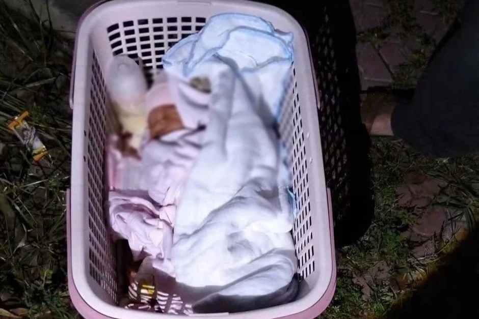 Mẹ bỏ rơi con sơ sinh vì "đã có 2 con và không có việc làm" Mẹ bỏ rơi con sơ sinh vì "đã có 2 con và không có việc làm"