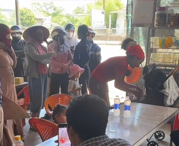Mẹ con đi bộ xuyên miền Trung 40 độ C được hỗ trợ về nhà an toàn Mẹ con đi bộ xuyên miền Trung 40 độ C được hỗ trợ về nhà an toàn