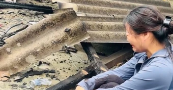 Mẹ đơn thân ngồi khóc ngậm ngùi bên ngôi nhà bị lửa thiêu rụi