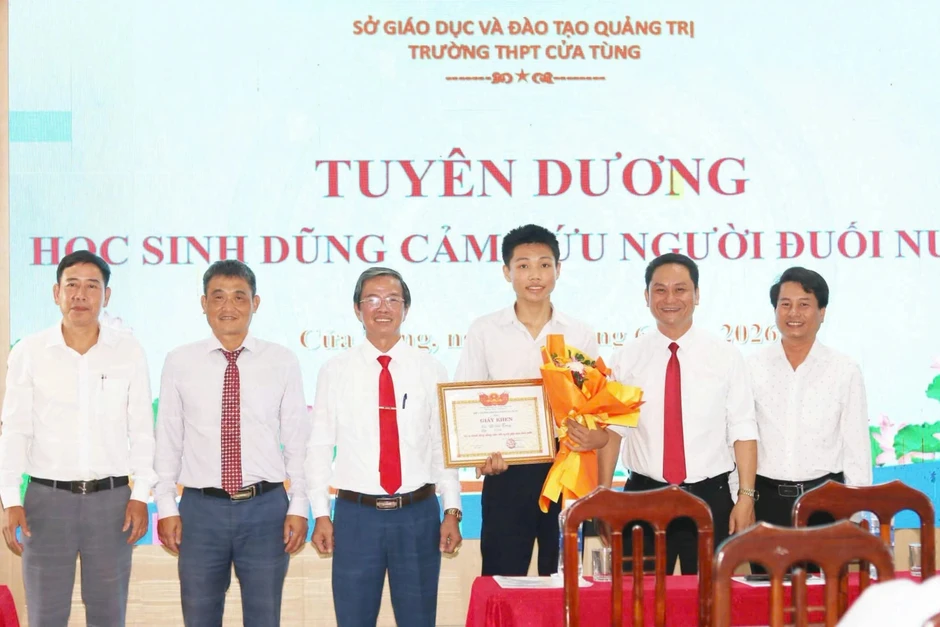 Mẹ lo đến nghẹt thở khi con lao ra biển cứu 2 cháu nhỏ Mẹ lo đến nghẹt thở khi con lao ra biển cứu 2 cháu nhỏ
