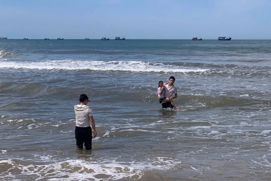 Mẹ lo đến nghẹt thở khi con lao ra biển cứu 2 cháu nhỏ Mẹ lo đến nghẹt thở khi con lao ra biển cứu 2 cháu nhỏ