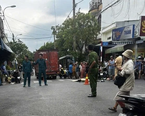 Mẹ quỵ ngã bên thi thể con trai 15 tuổi sau tai nạn với xe tải ở TPHCM Mẹ quỵ ngã bên thi thể con trai 15 tuổi sau tai nạn với xe tải ở TPHCM